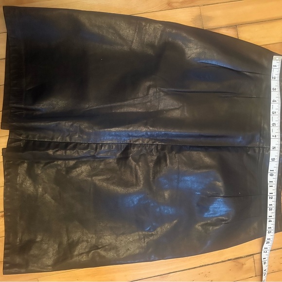 Chic Black Leather Pencil Skirt - Picture 6 of 7